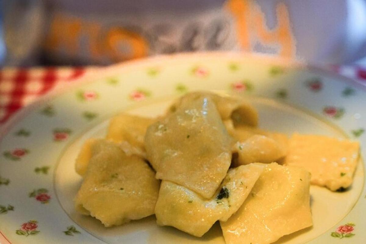 um prato de comida com ravioli em uma mesa