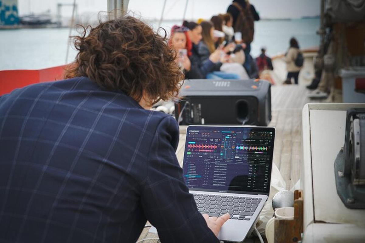 egy férfi egy laptopot néz