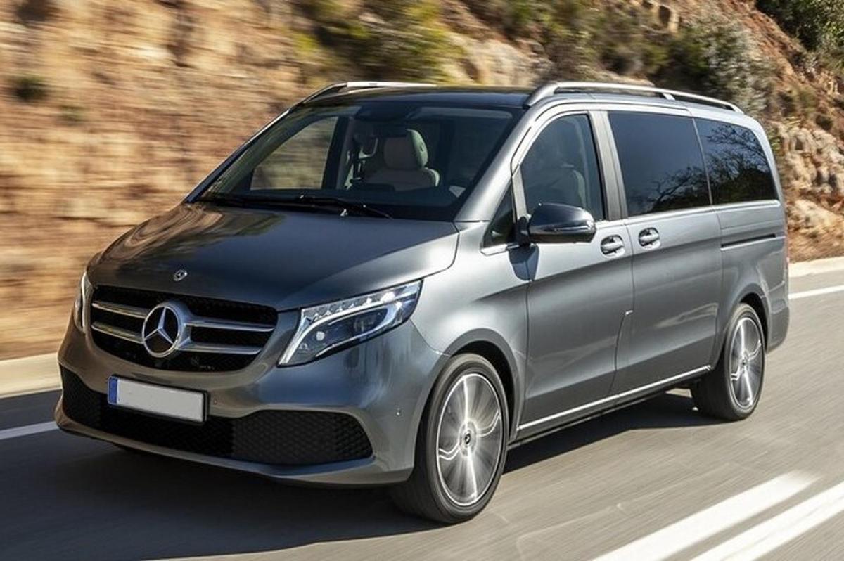 hõbedane Mercedes-Benzi mahtuniversaal sõidab mööda teed