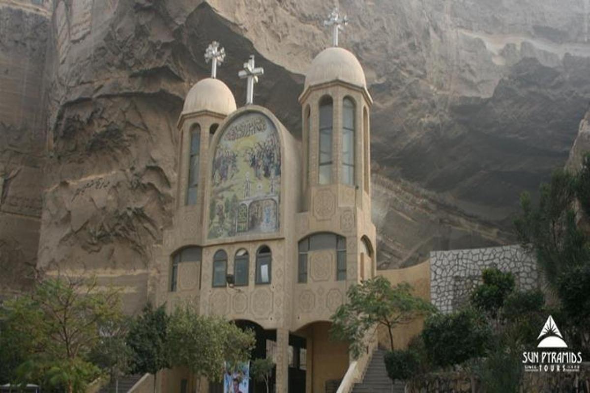 sebuah gereja dengan lukisan di sisi gunung