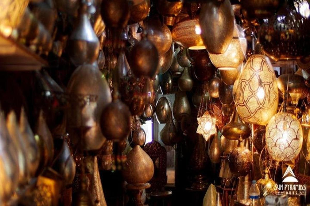 dinding yang dipenuhi dengan pelbagai jenis lampu