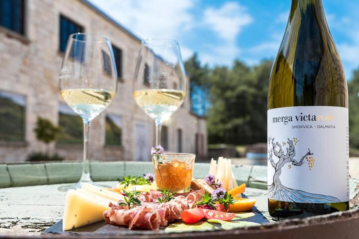 una bottiglia di vino e due bicchieri di vino bianco