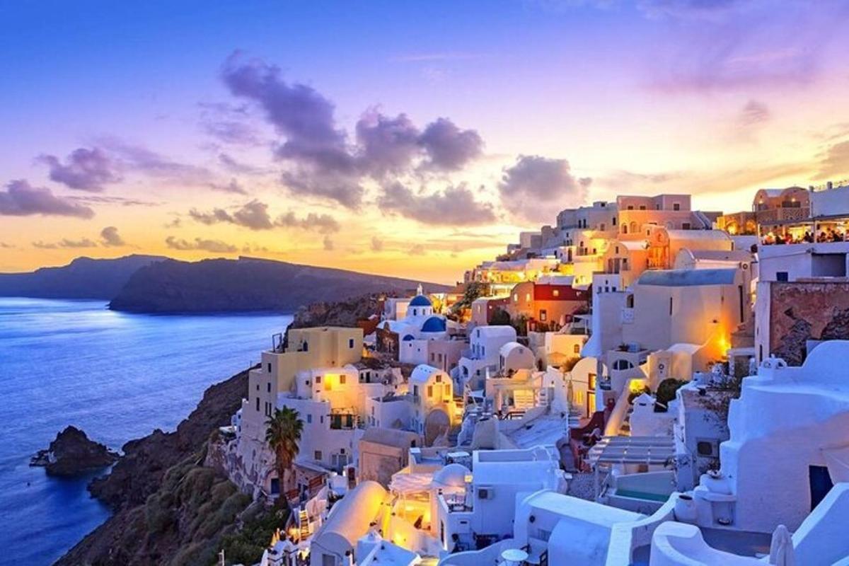 pemandangan perkampungan di pulau santorini pada waktu matahari terbenam
