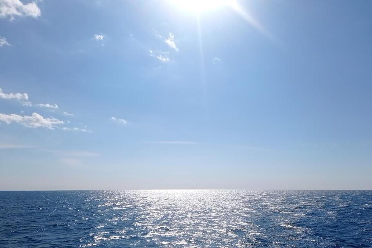 ein Blick auf das Meer von einem Boot aus