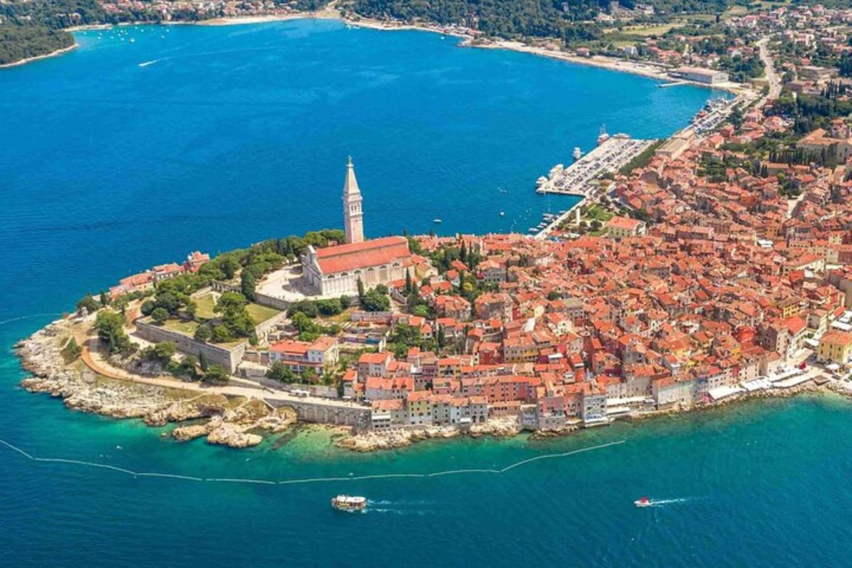 eine Luftaufnahme einer kleinen Insel im Wasser