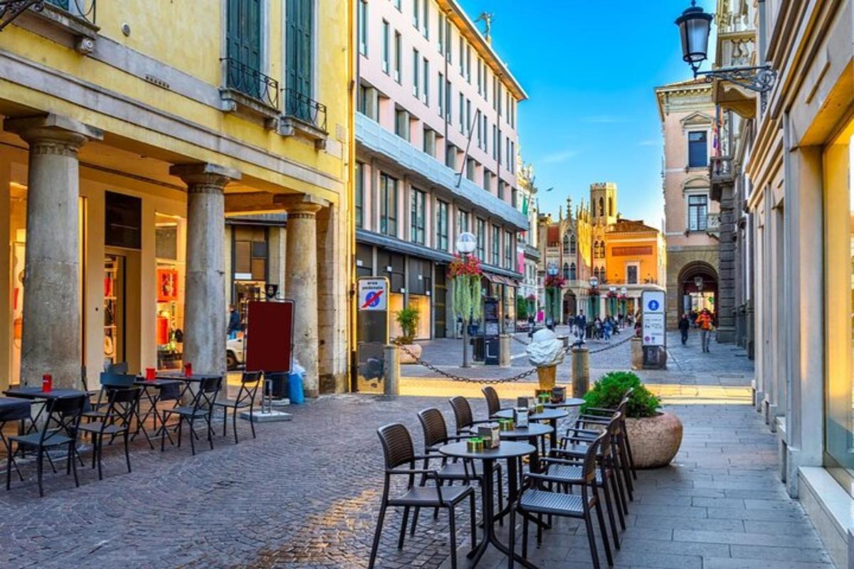 ulice se stoly a židlemi na městské ulici