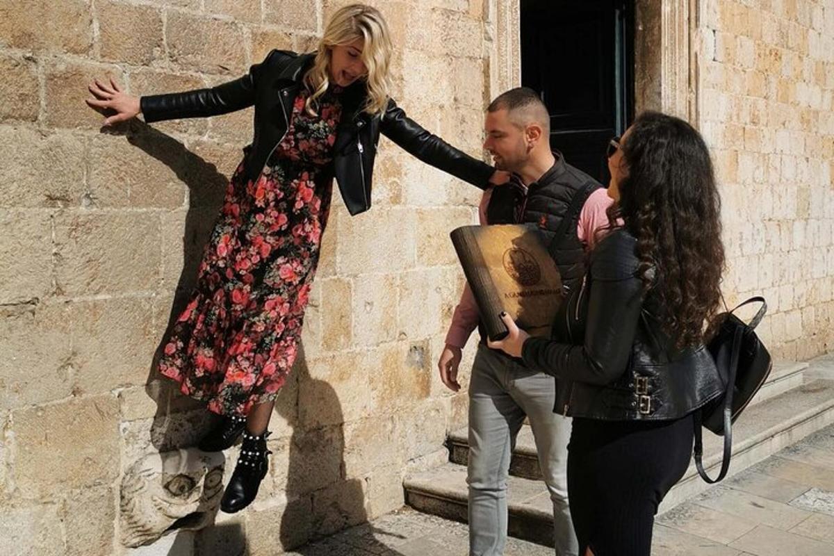 μια γυναίκα με φλοράλ φόρεμα που στέκεται δίπλα σε έναν άντρα