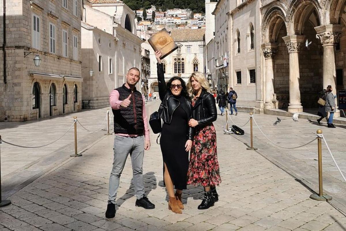 Ένας άντρας και μια γυναίκα κρατούν μια πινακίδα σε έναν δρόμο
