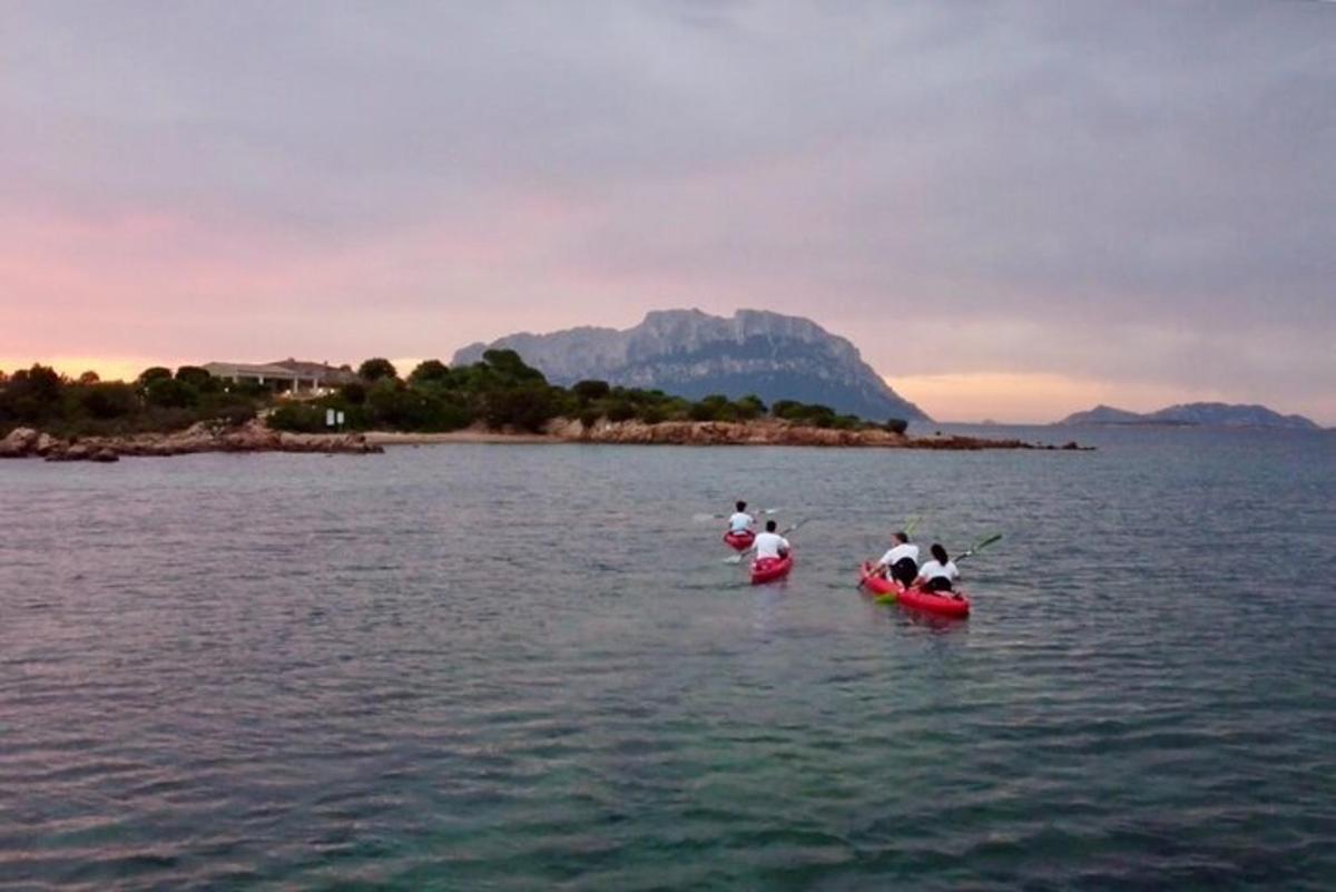 Μια ομάδα ανθρώπων σε κόκκινα καγιάκ στο νερό