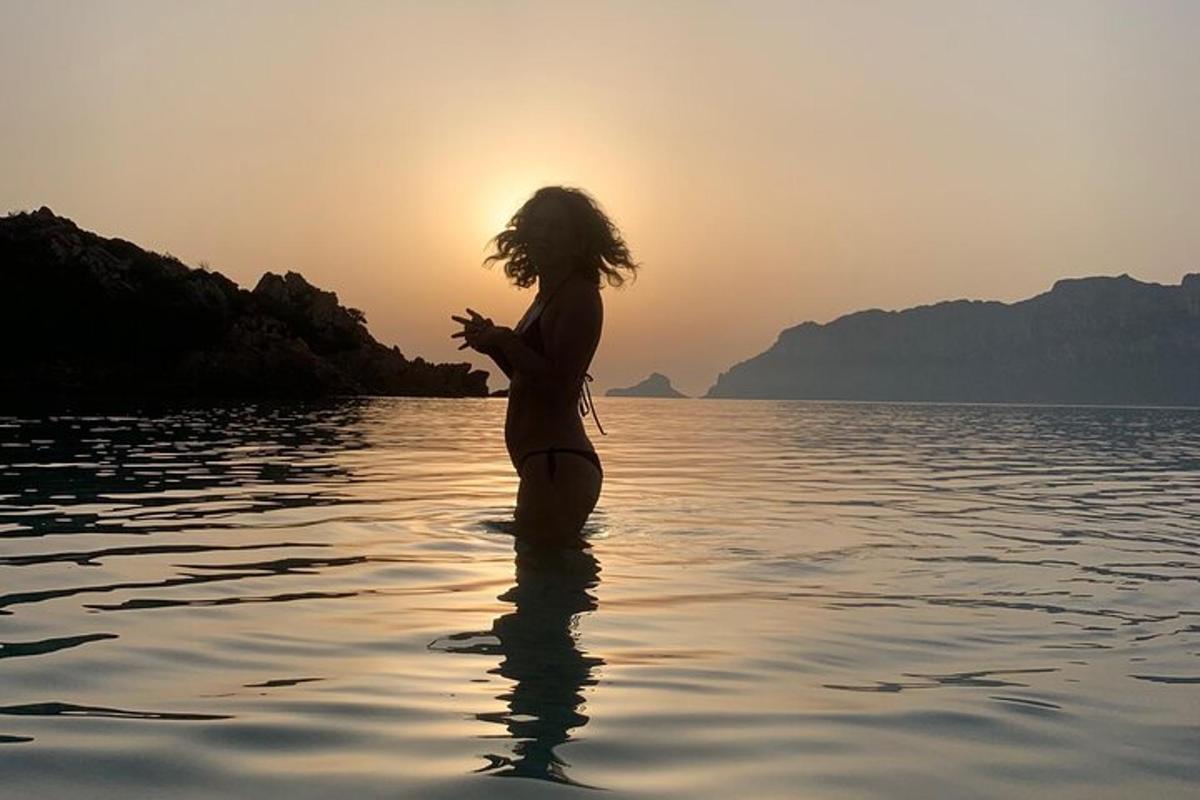 μια γυναίκα που στέκεται στο νερό στον ωκεανό