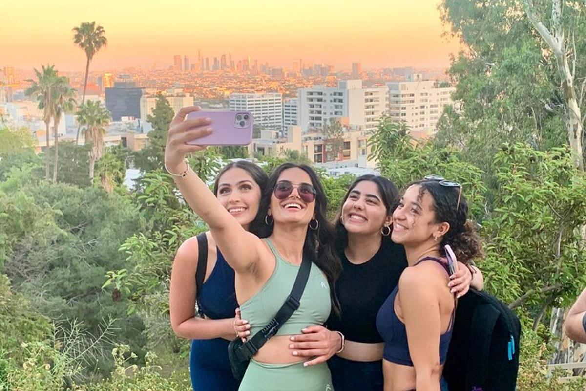 un grup de dones fent una foto amb una càmera