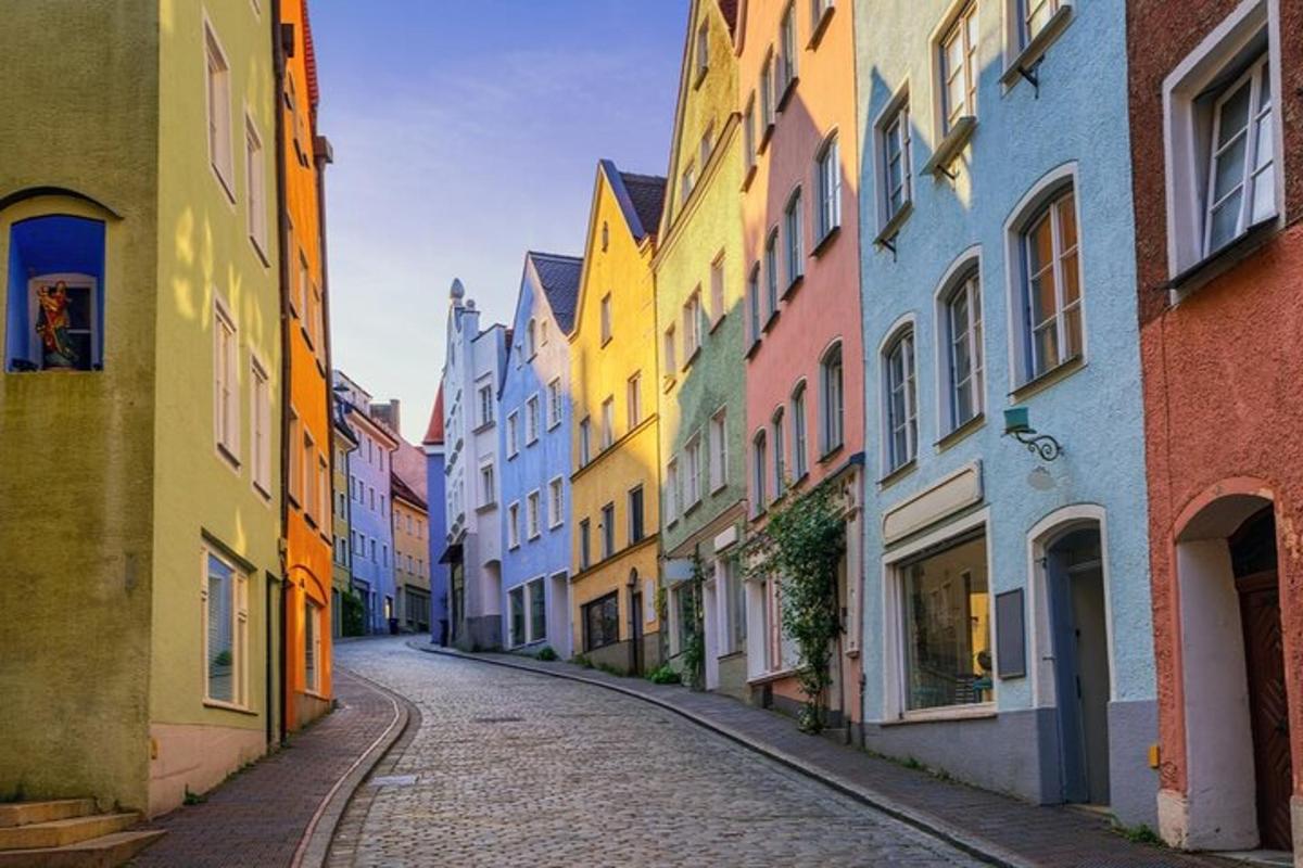 un vicolo con edifici colorati su una strada