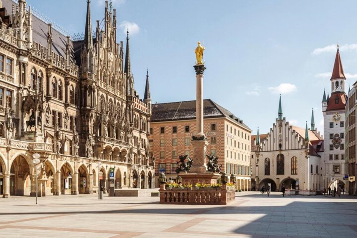 un grande edificio con una fontana al centro di un cortile
