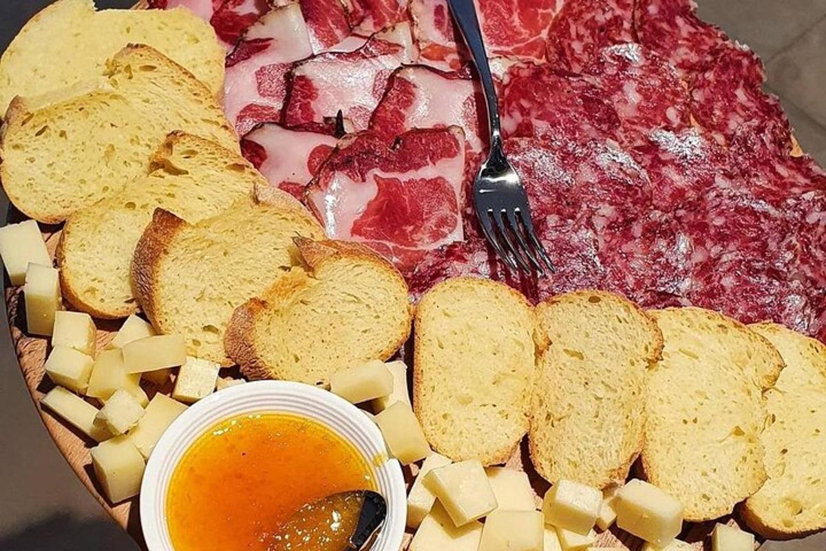 tanier jedla s pizzou, chlebom a syrom
