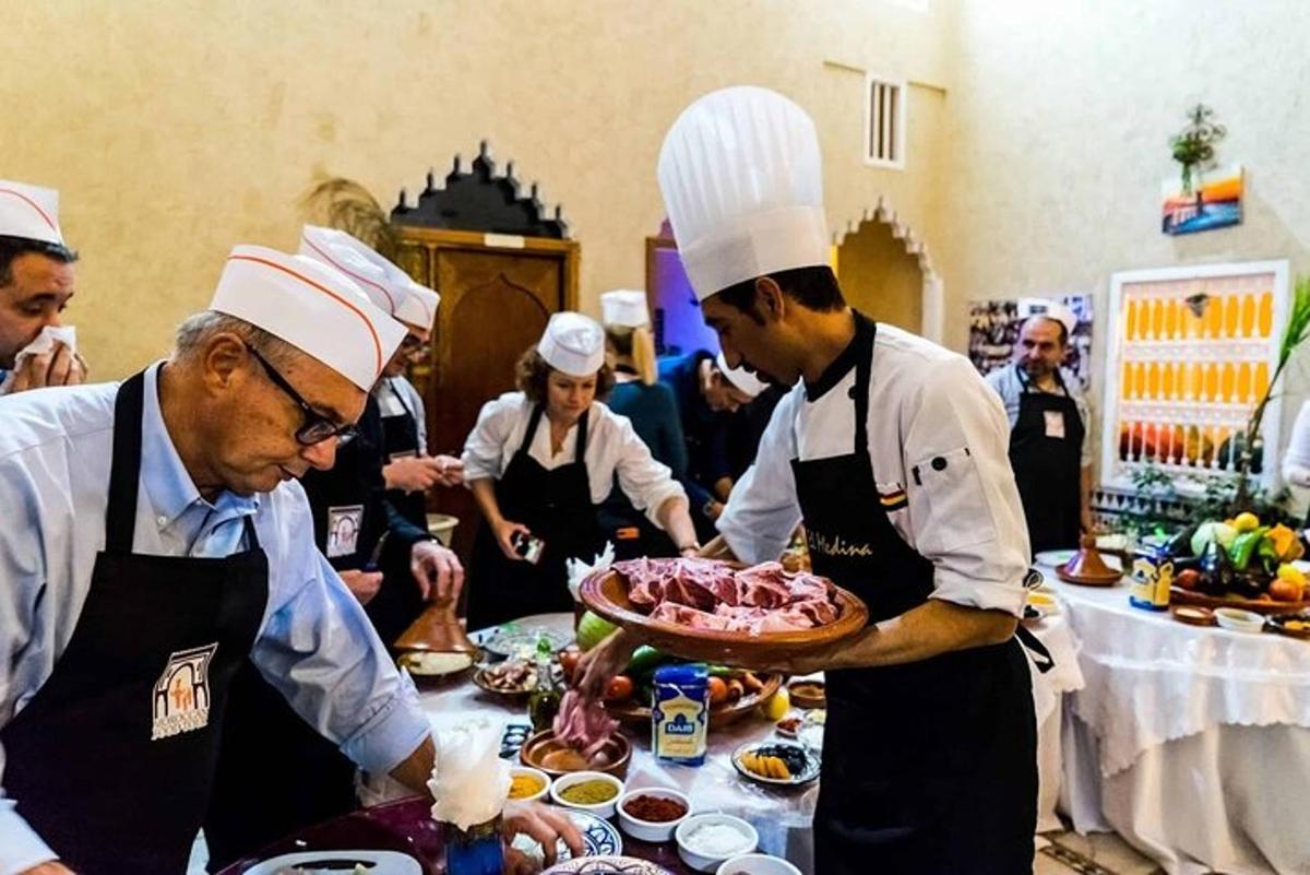 Un grupo de personas en una cocina preparando comida.