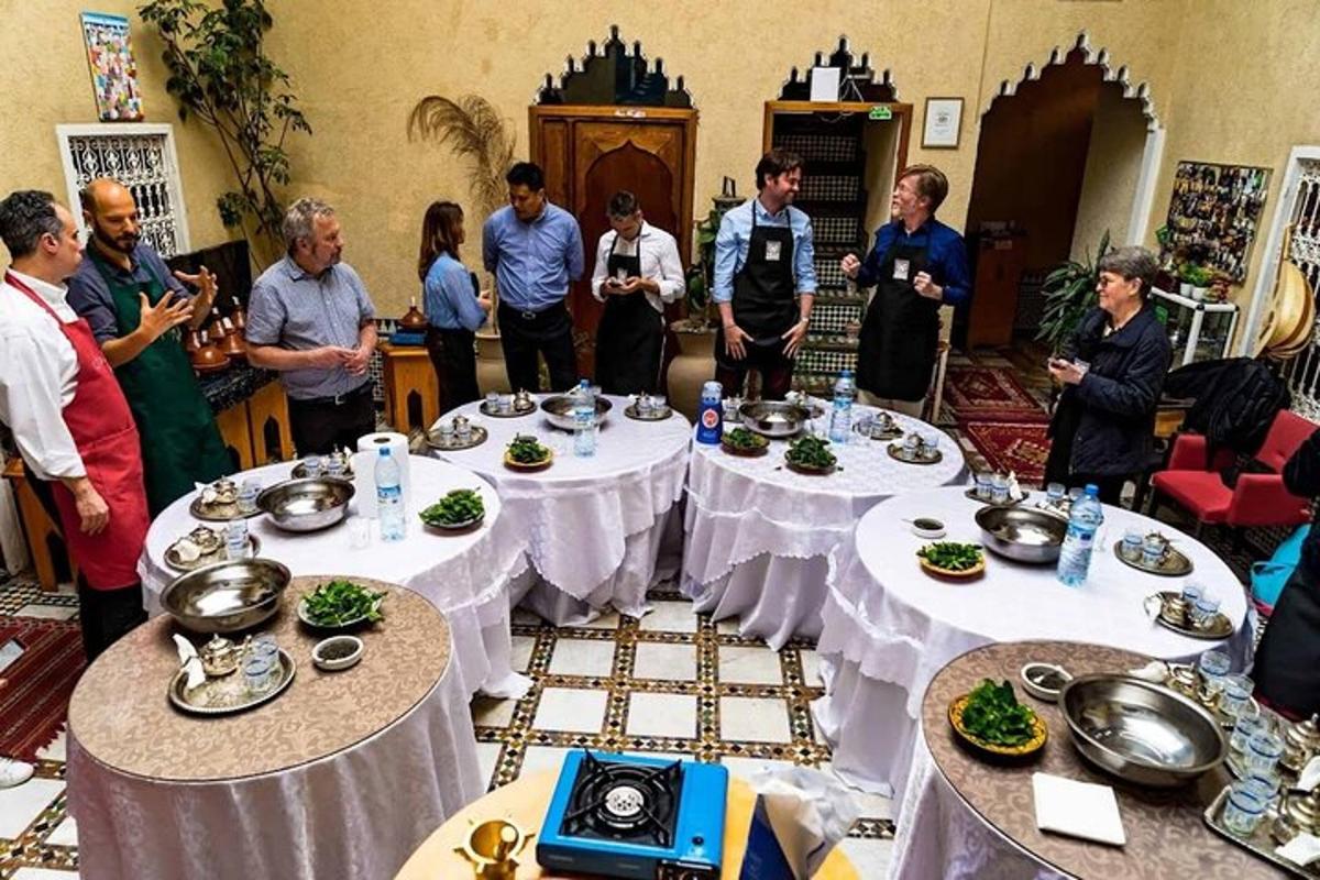 Un grupo de personas de pie alrededor de mesas con comida.