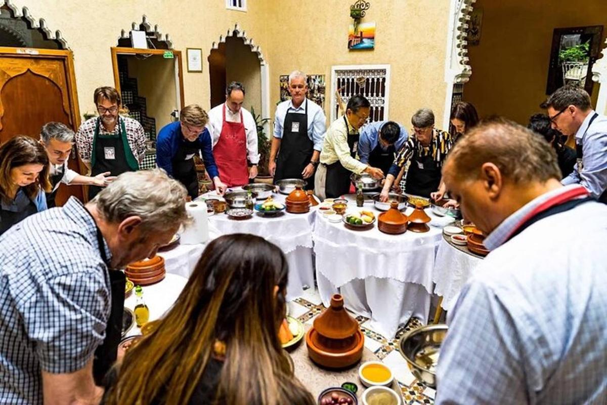 Un grupo de personas de pie alrededor de una mesa con comida.