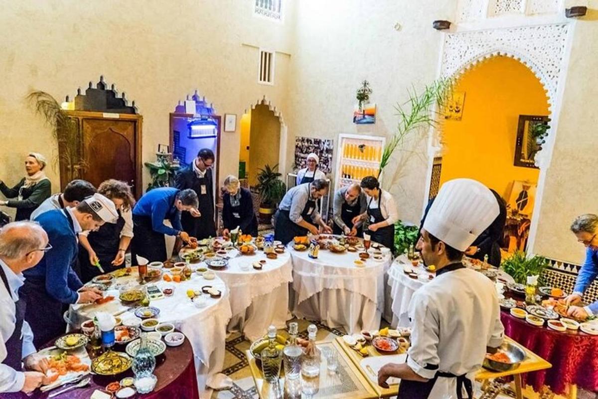 Un grupo de personas de pie alrededor de una mesa con comida.