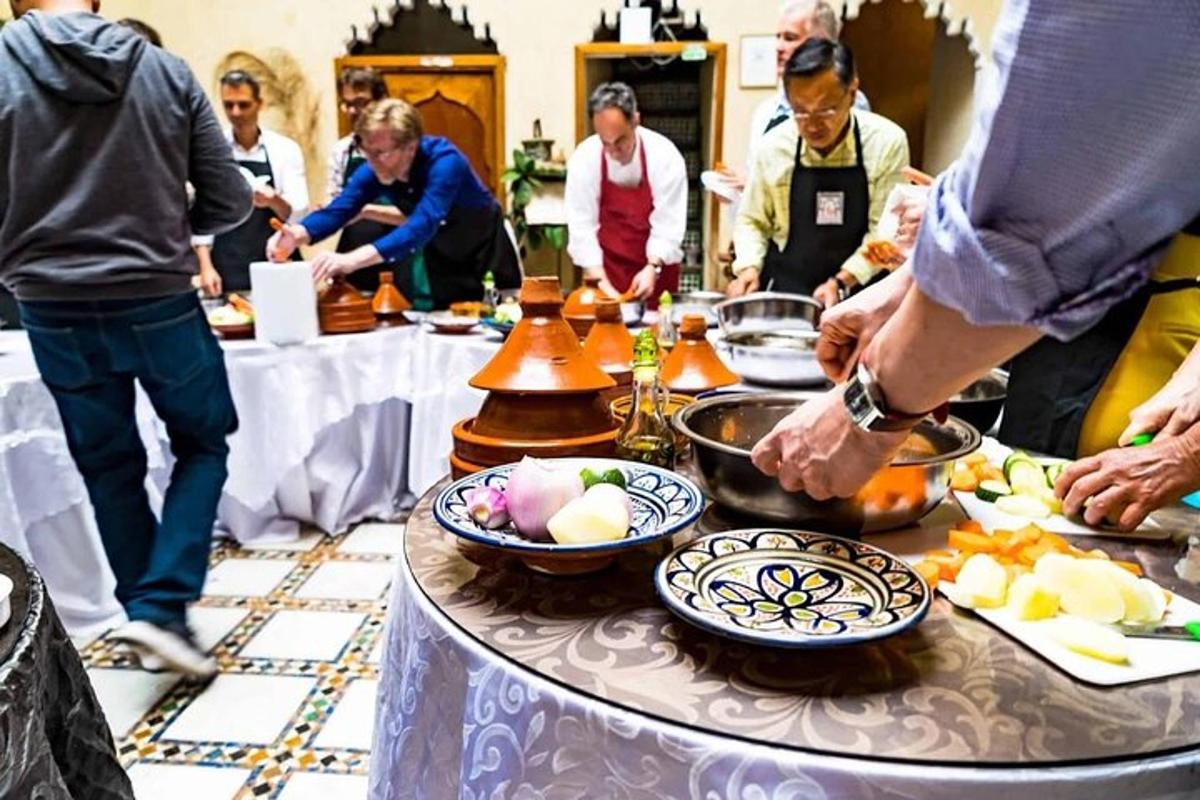 Un grupo de personas de pie alrededor de una mesa con comida.
