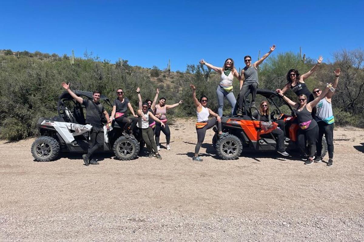 un gruppo di persone in posa per una foto con i loro quad