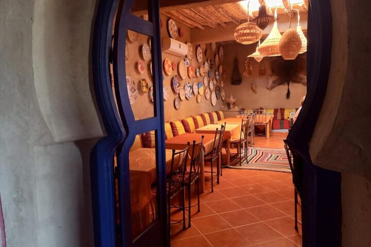 ένα εστιατόριο με τραπέζια και καρέκλες σε ένα δωμάτιο