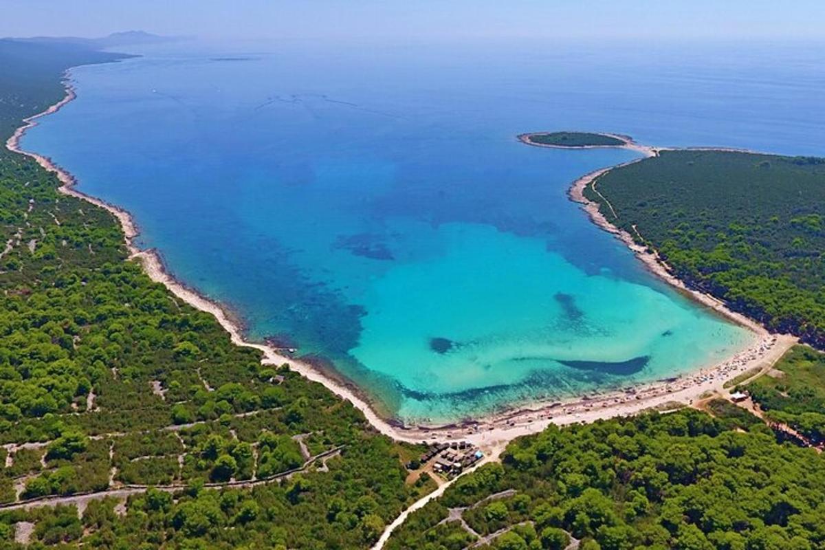 uma vista aérea de uma praia com água turquesa