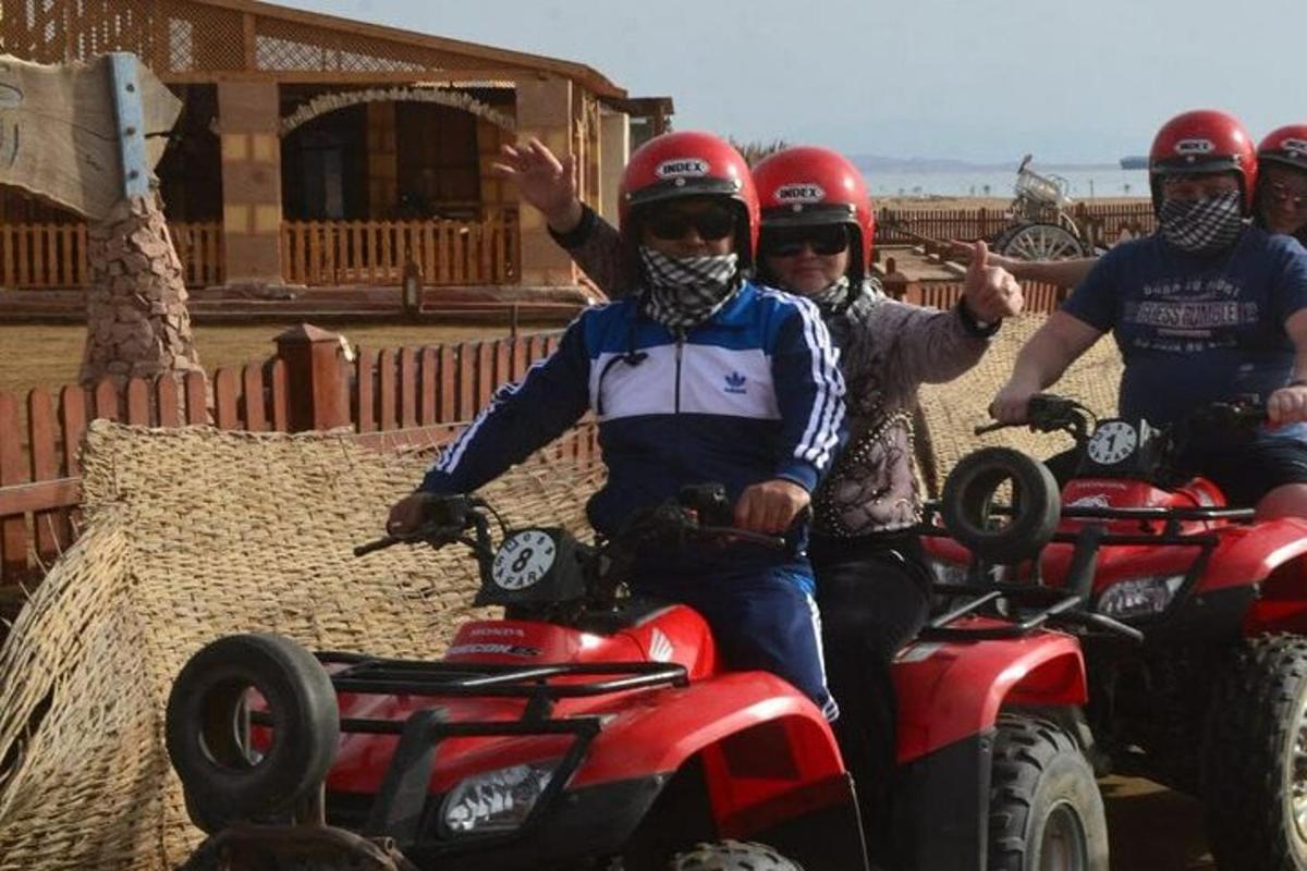 Un grupo de personas viajando en vehículos todo terreno de cuatro ruedas