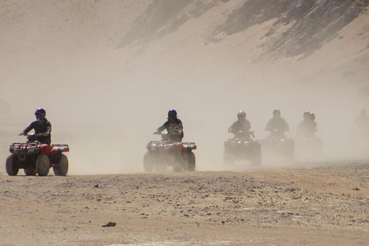un grup de persones que condueixen motocicletes a la pols