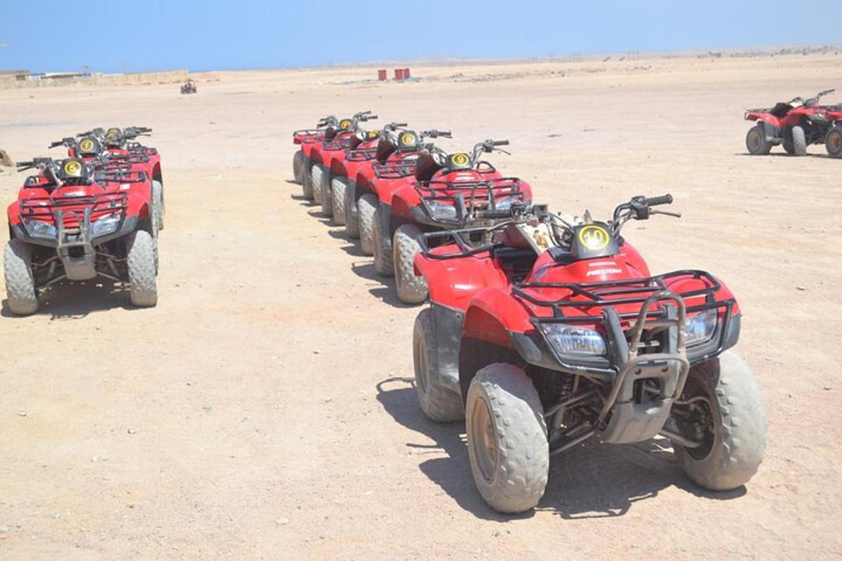 una filera de vehicles tot terreny vermells aparcats al desert