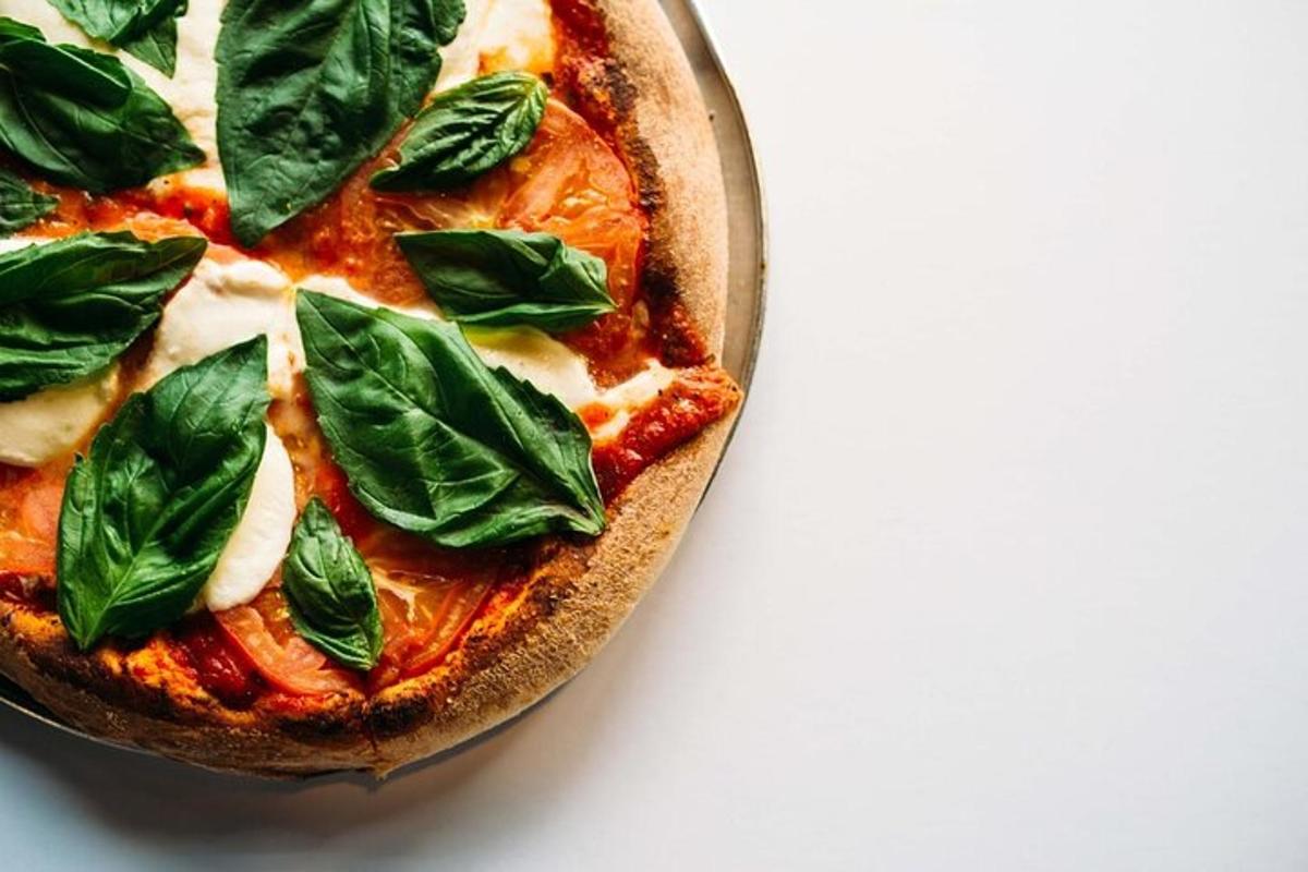 en pizza med spenat ovanpå ett bord