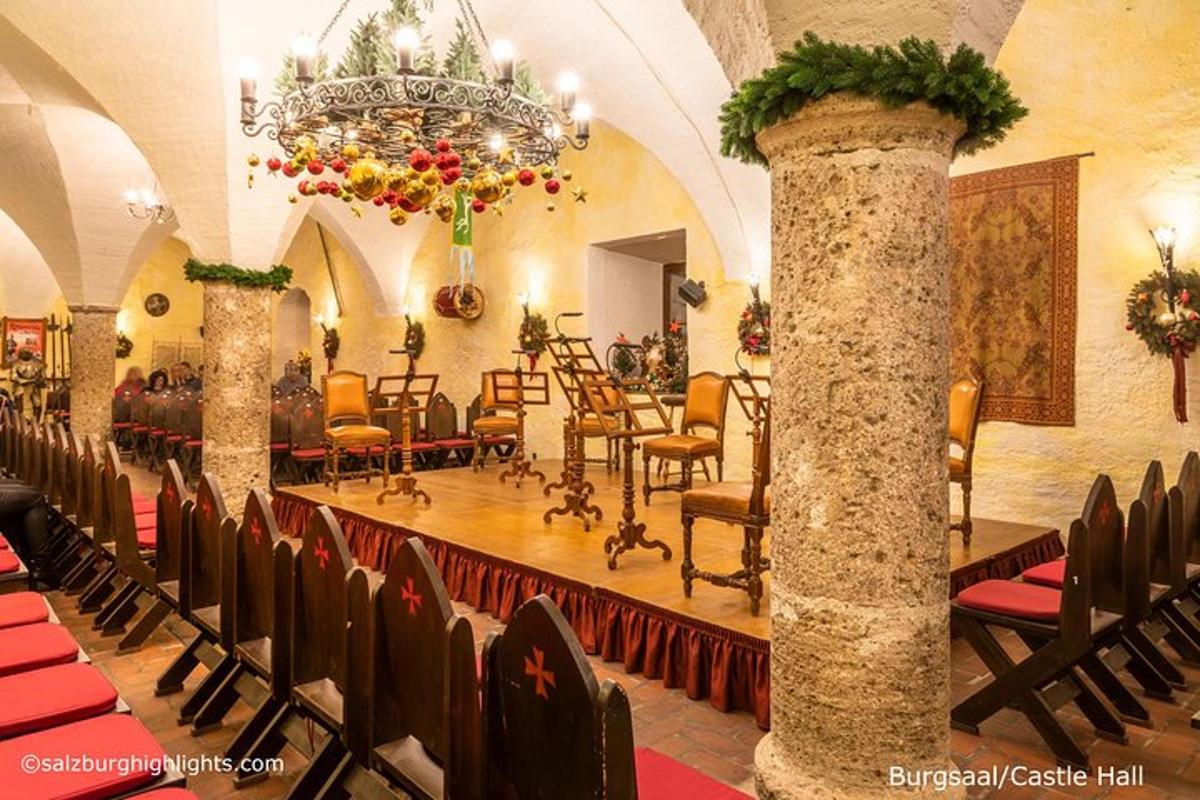 ein Raum mit Stühlen und einem Kronleuchter in einer Kirche