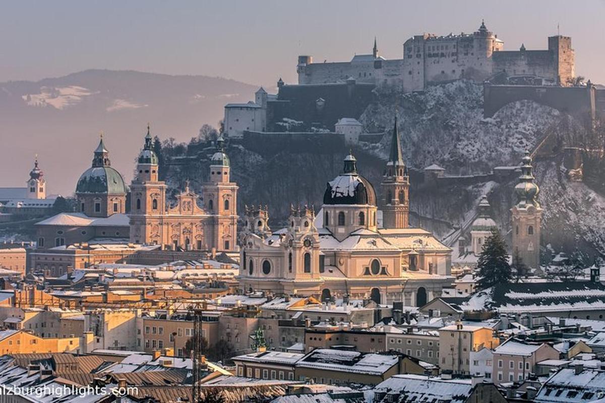 ein Blick auf eine Stadt mit einer Burg im Hintergrund
