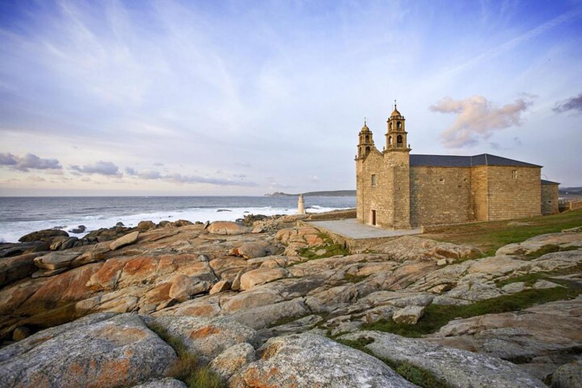 um edifício nas rochas ao lado do oceano