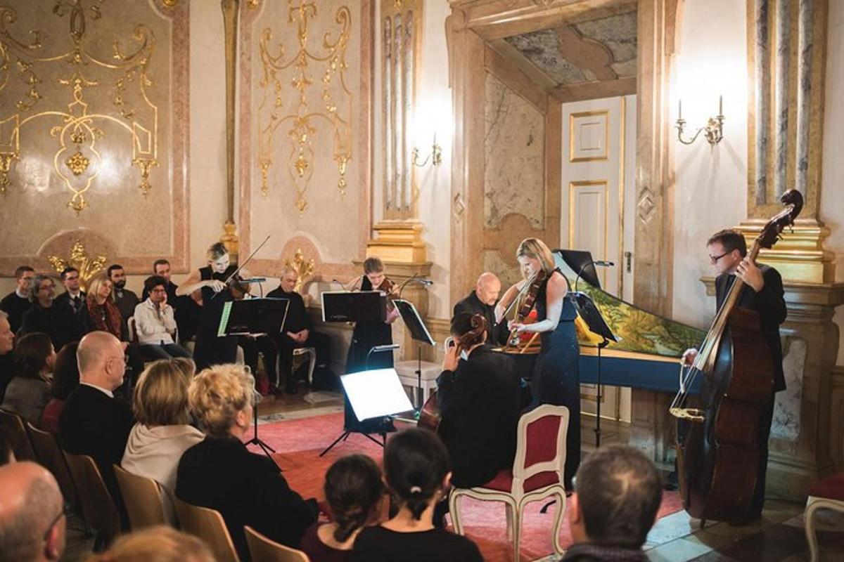 skupina lidí hrajících hudbu v místnosti