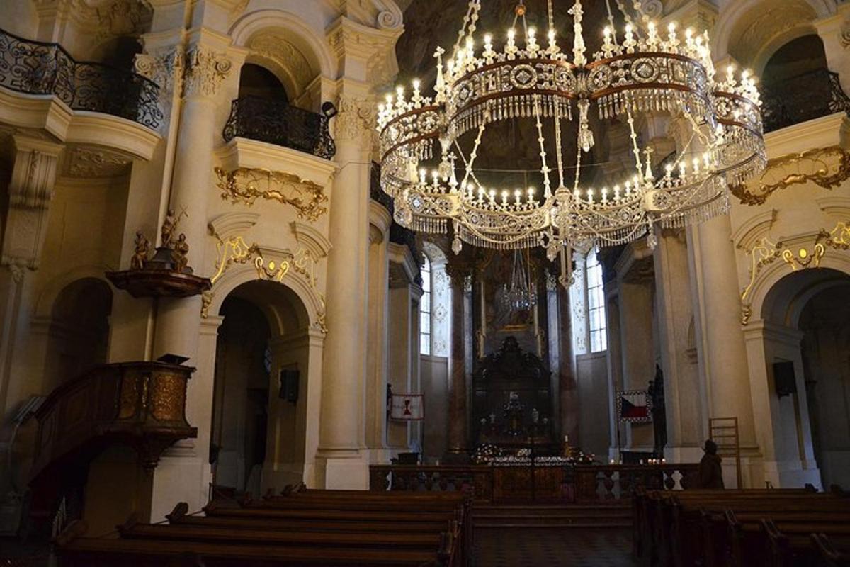 una grande stanza con un grande lampadario in un edificio