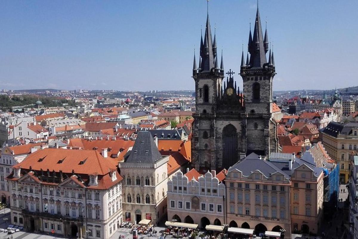 una vista aerea di una città con una chiesa