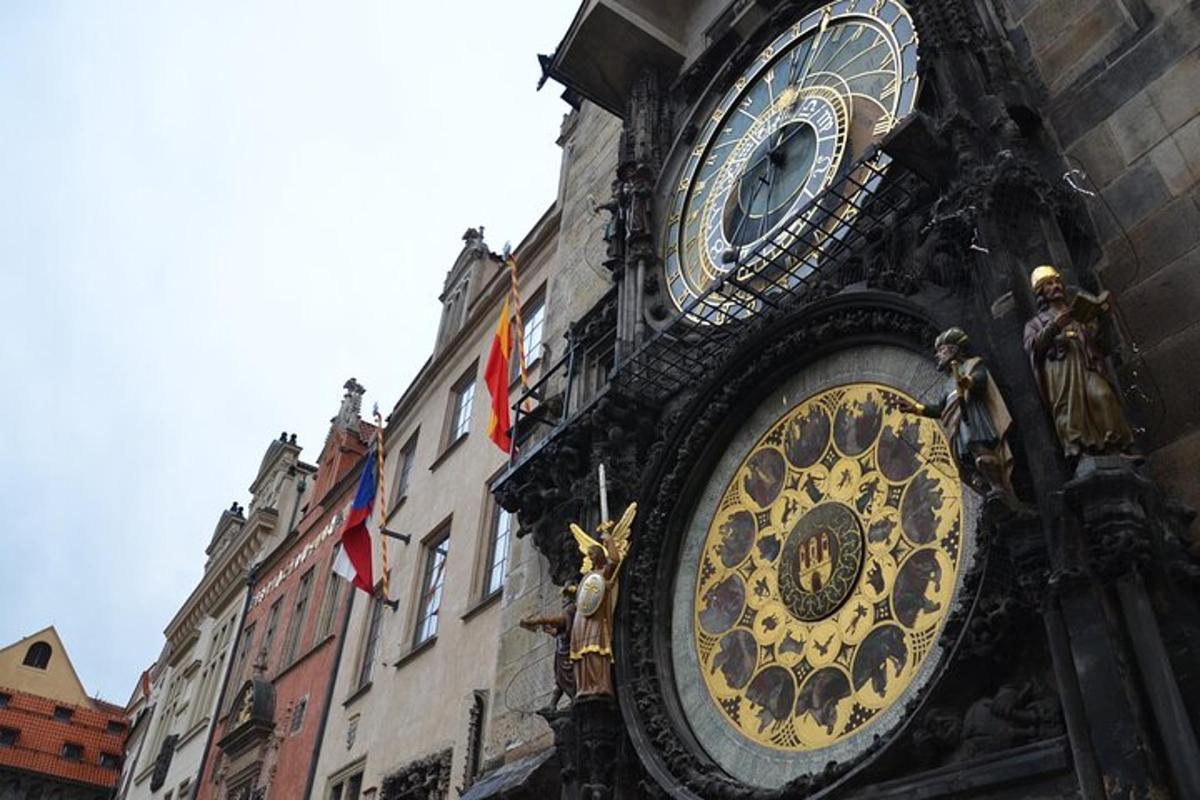 un grande orologio sul lato di un edificio