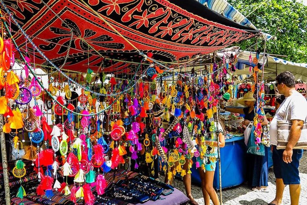 un mercato con un mucchio di cappelli e altri oggetti