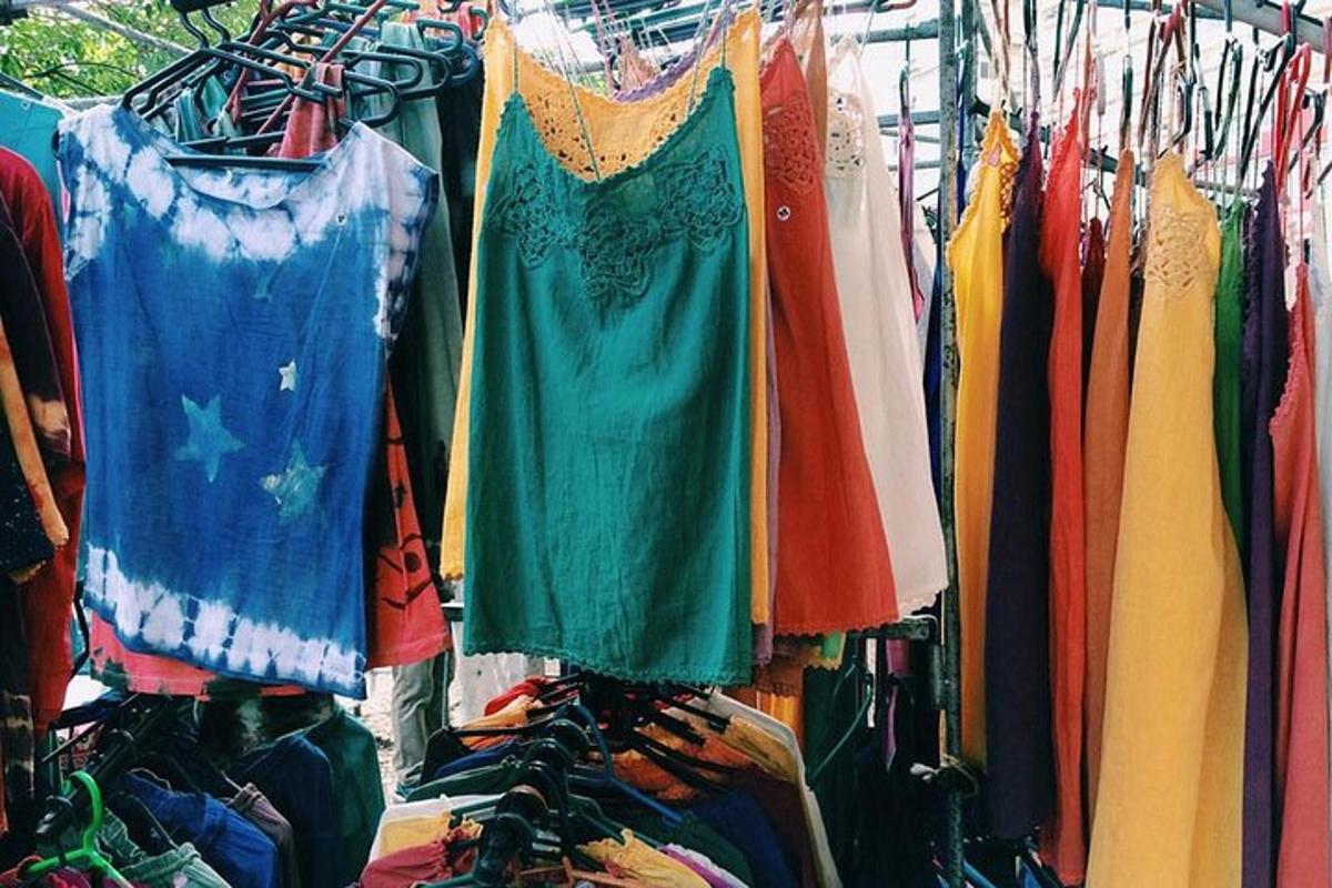 una mostra di vestiti colorati in un negozio