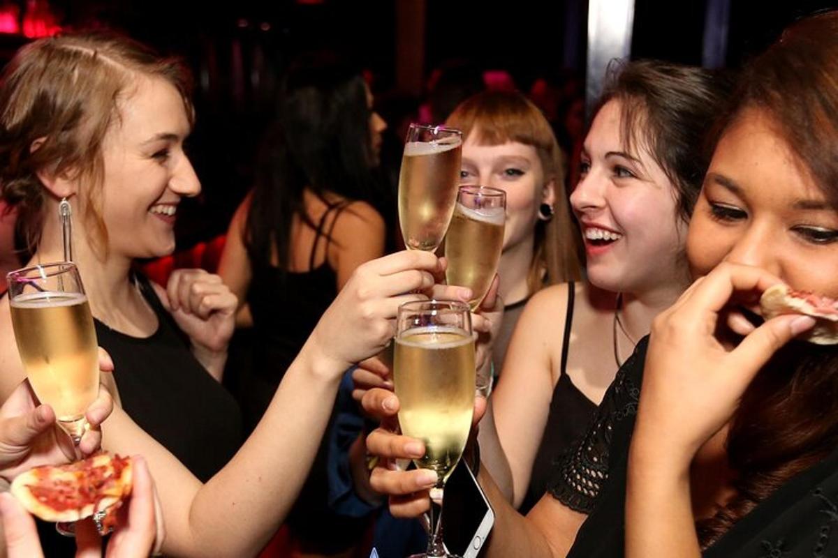 un gruppo di donne che sollevano bicchieri di champagne