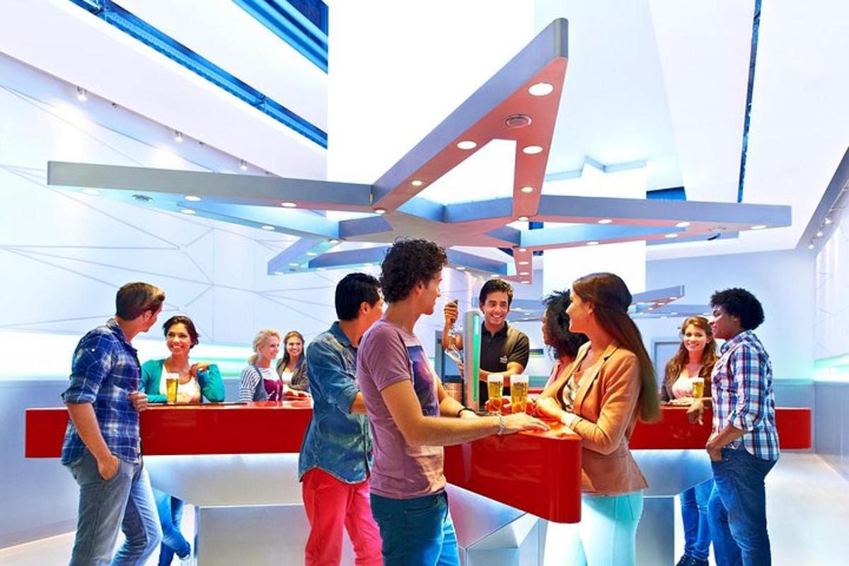 grupa ludzi stojąca przy ladzie w restauracji