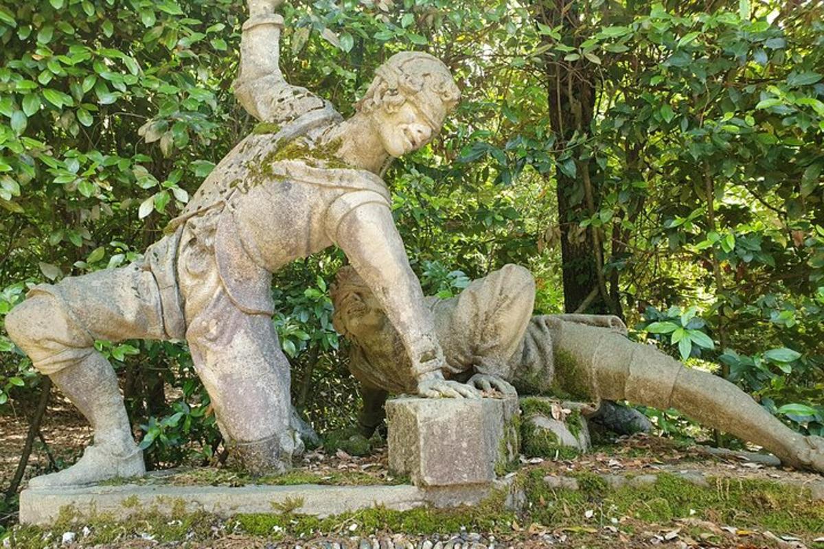patung budak lelaki berbaring di atas batu