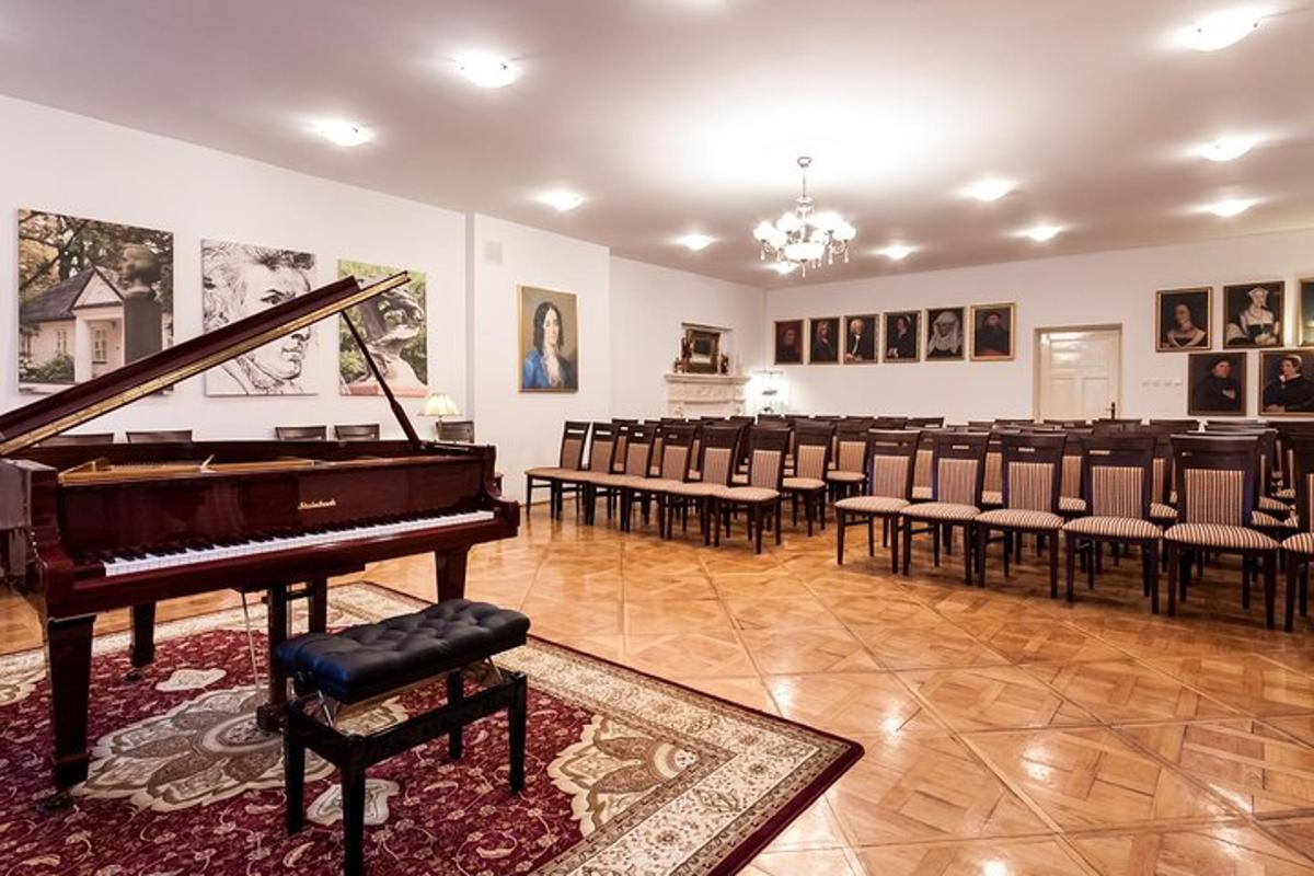 une pièce avec un piano et une rangée de chaises