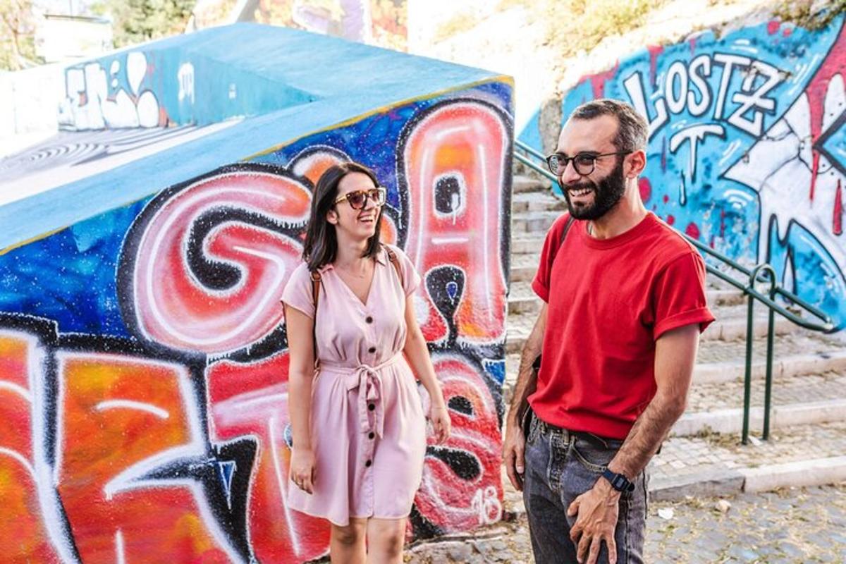 muž a žena stojící vedle zdi s graffiti