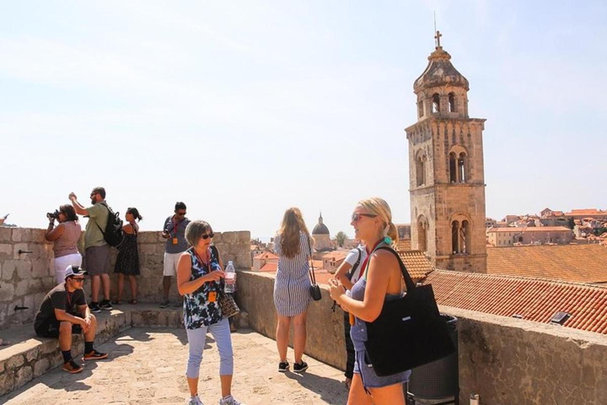 un grup de persones dretes a dalt d'una paret