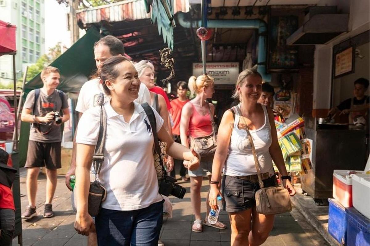 un gruppo di persone che camminano lungo una strada