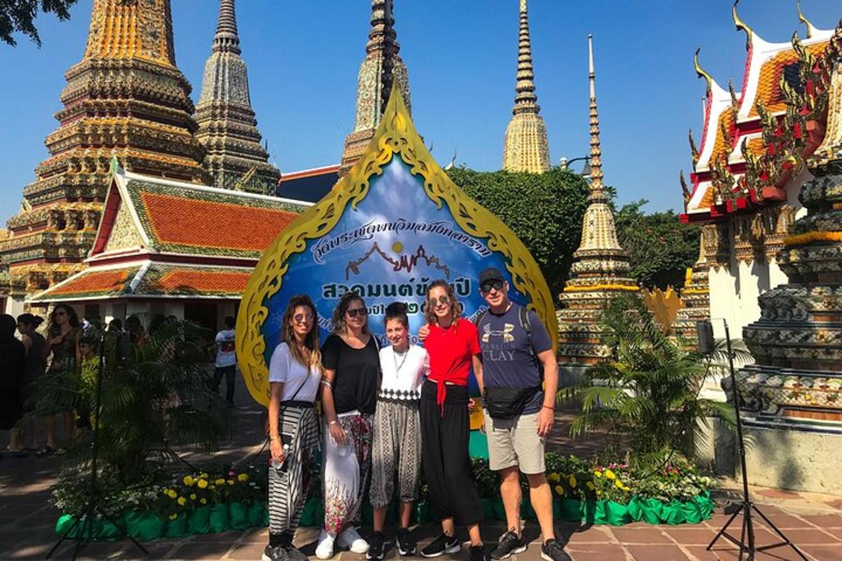 um grupo de pessoas em pé em frente a um templo