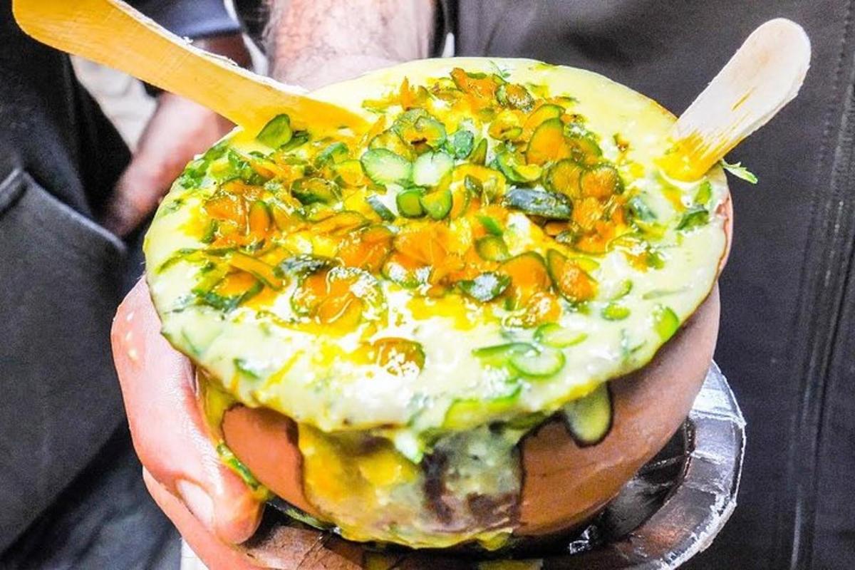 一个人拿着鸡蛋和蔬菜三明治