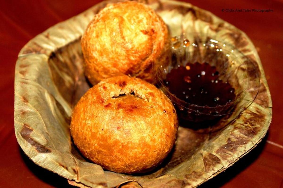 três muffins em uma lata sobre uma mesa