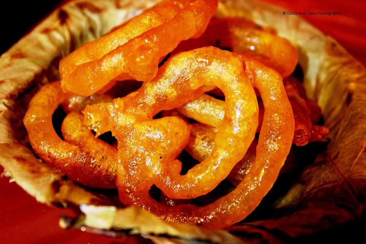 um close de anéis de cebola em uma massa folhada